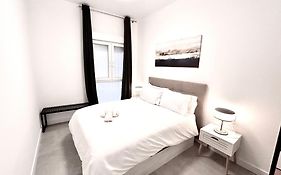 Convenient, Charming Apartment 15 Mins From City Center